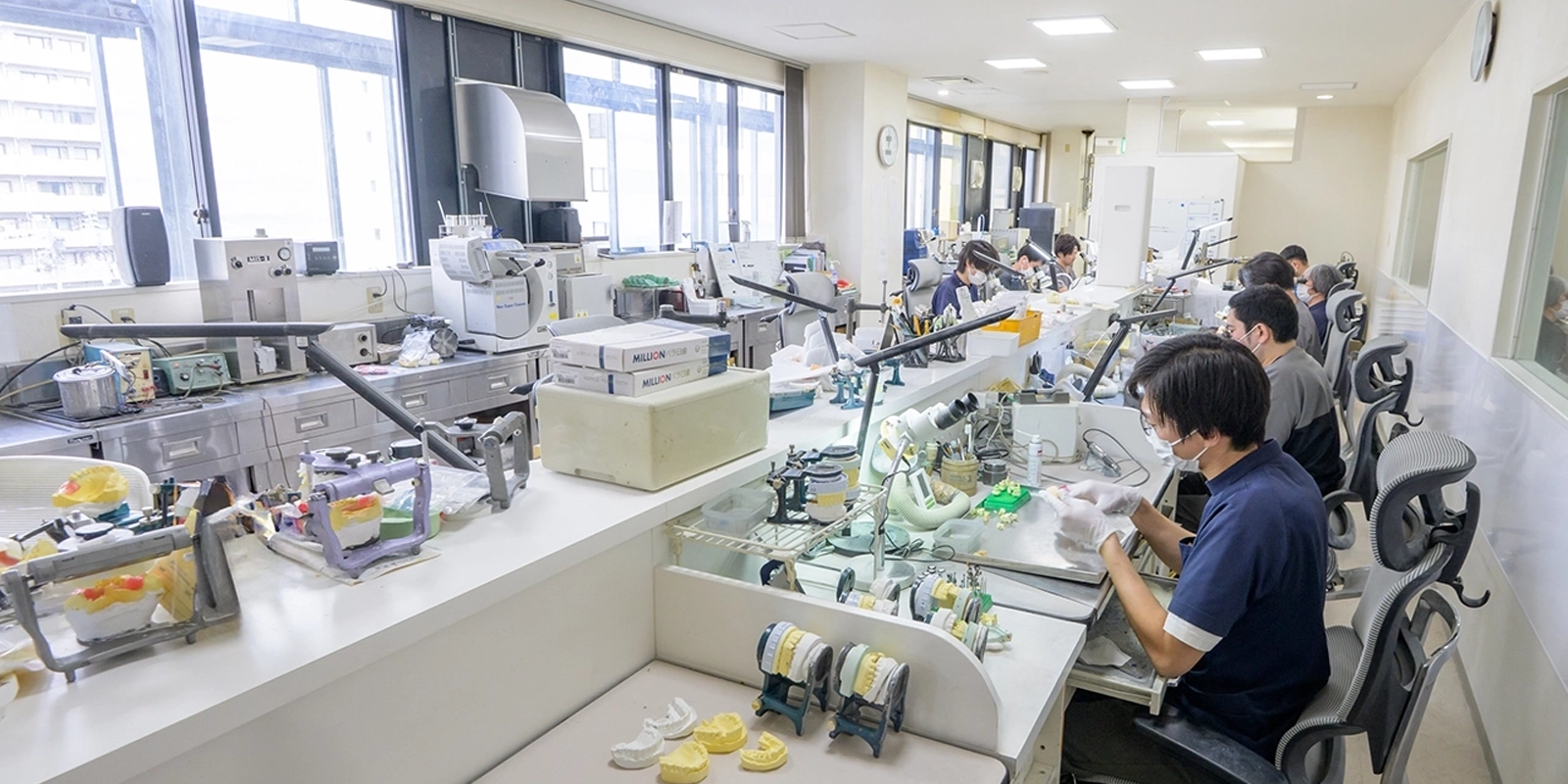 補綴専門医の診断と、当法人の院内技工所による精密な仕上がり