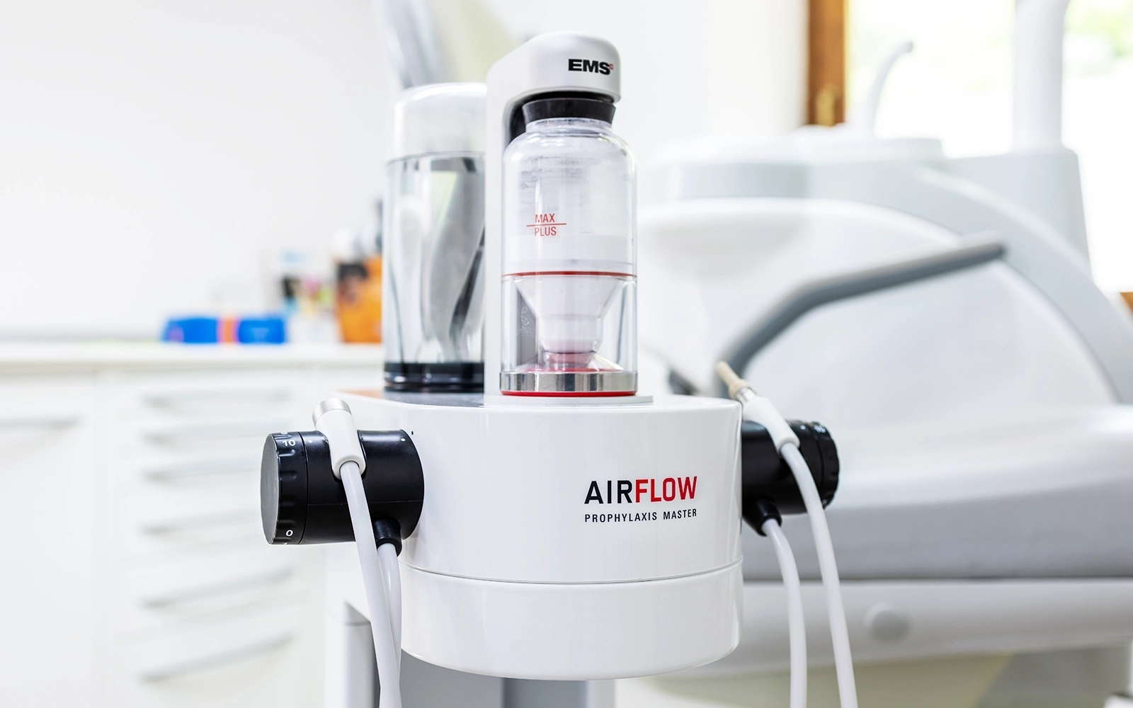 歯石とバイオフィルムを除去し、炎症を抑える