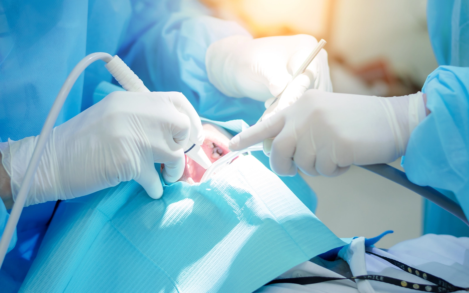 器具が届かない深部の細菌を光触媒で除菌する